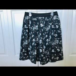 Black printed flowy midi skirt - Size L - NWT